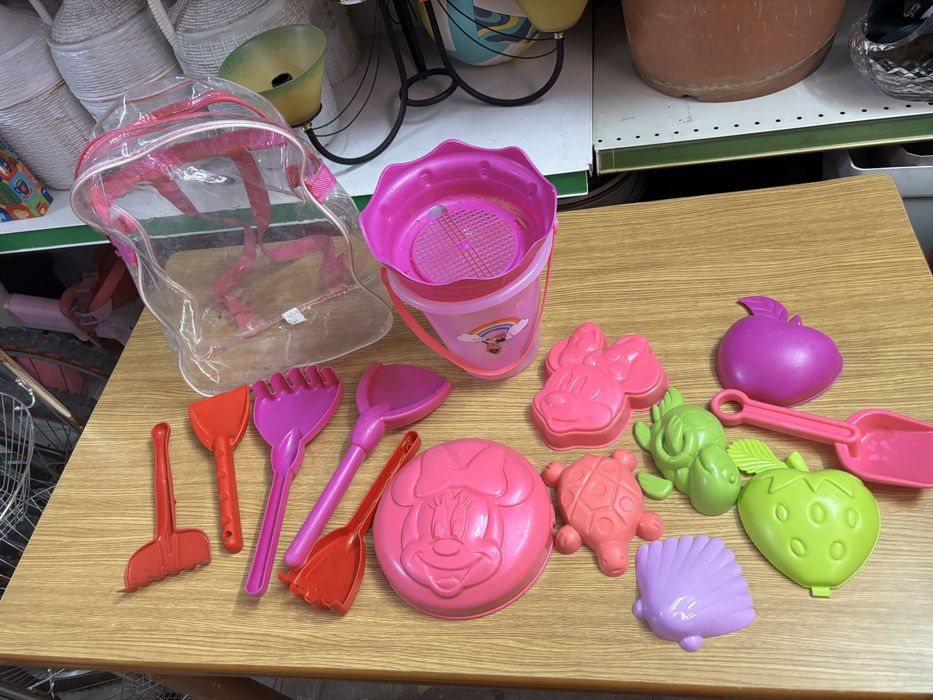 Brinquedos de praia e dois carrinhos com rodinhas