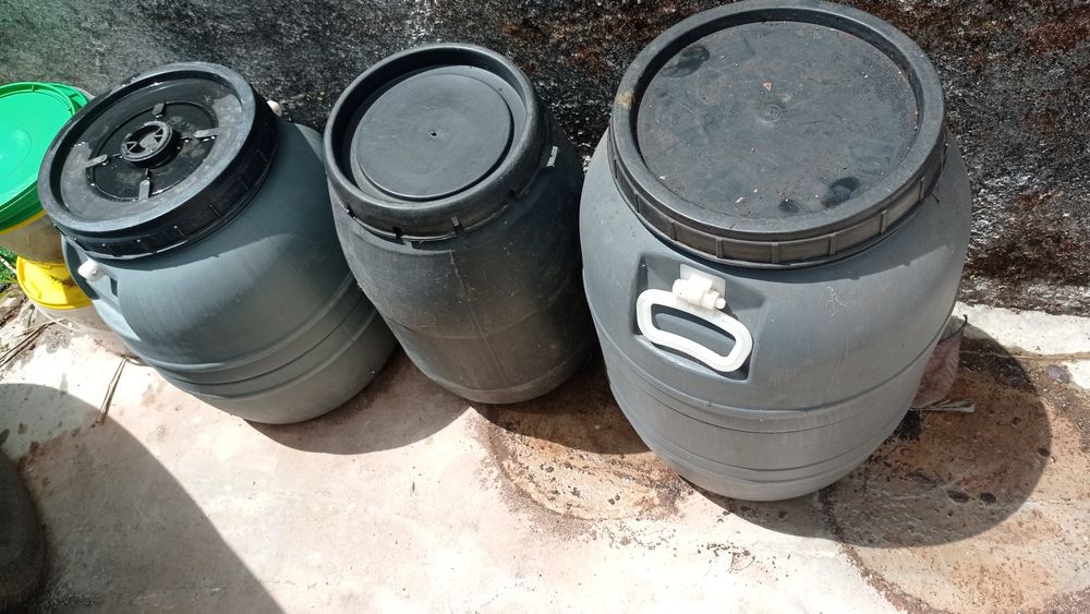 Três barricas plástico