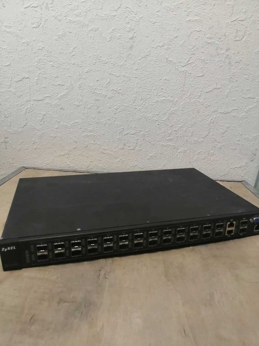 ZyXEL ES-3124F L2  24 SFP-слота 100BASE-X і 4 SFP-слота 1000BASE-X