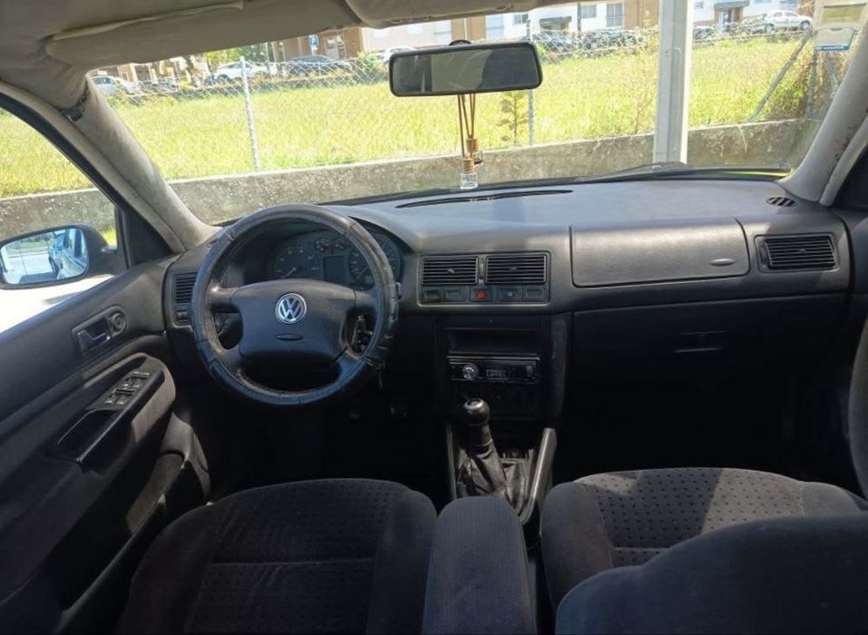 Vendo golf 1.4 , Motor esta bom , cambio bom , pneus bons , iuc ok pago , inspeção valoda ate 2027 , tem avaria no cabo do vidro do passageiro !