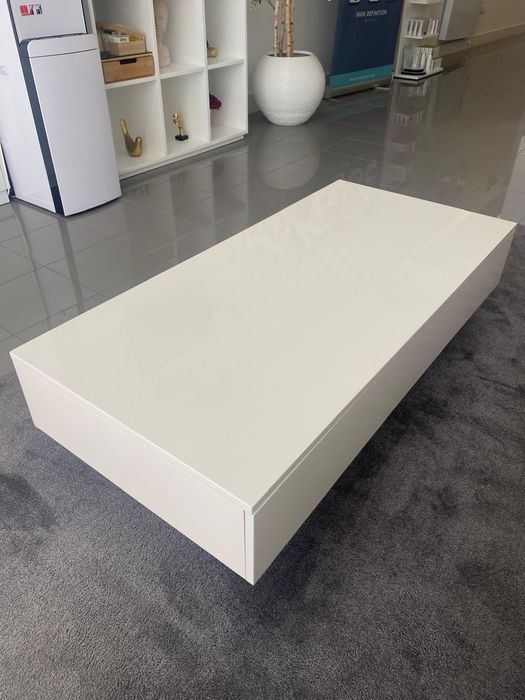 Mesa de centro branco brilhante