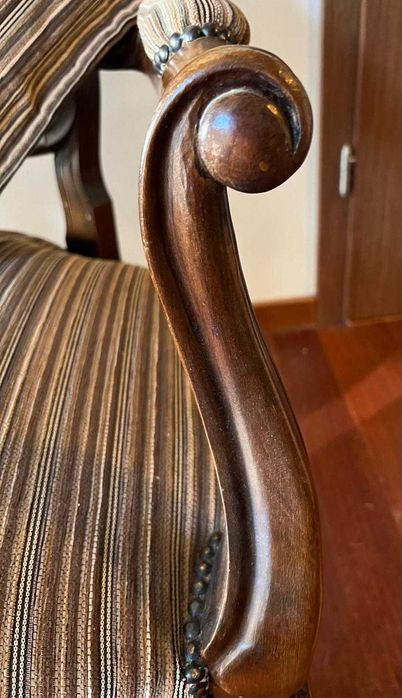 Antyk. Piękny rzeźbiony fotel ludwikowski. Starannie odrestaurowany.