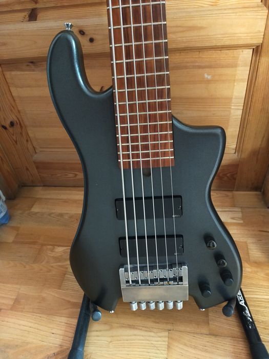 Gitara basowa sześciostruniwa