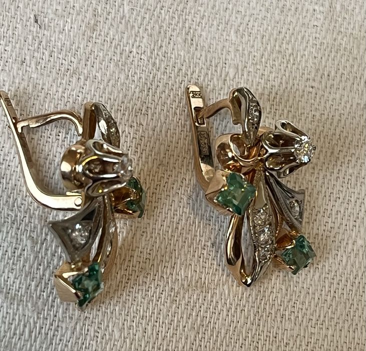 Комплект с бриллиантами и изумрудами.