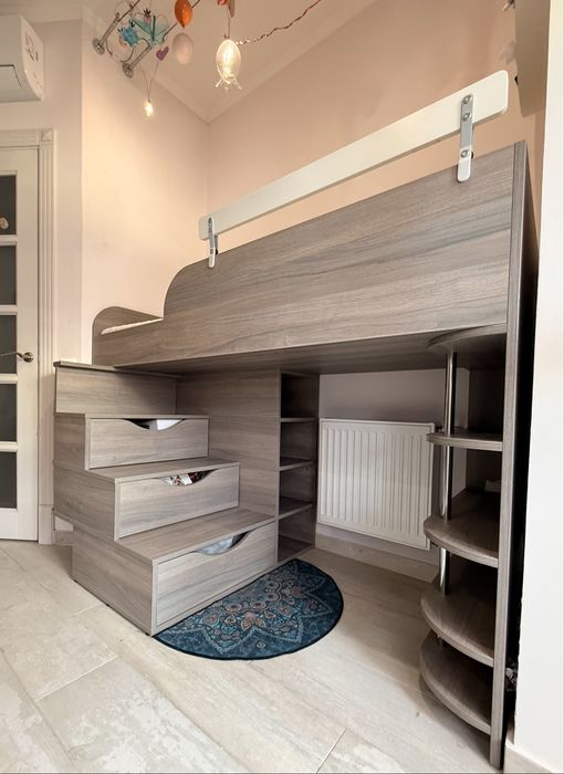 Дитяче ліжко з вбудованими шухлядами й поличками