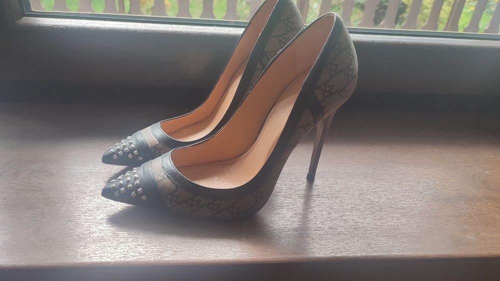 Buty na obcasie Kazar