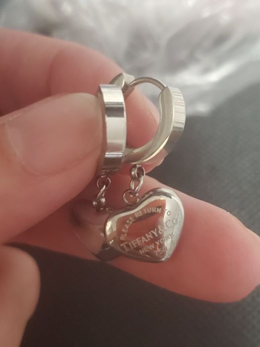 Продам новые золотые серьги проба золота 750