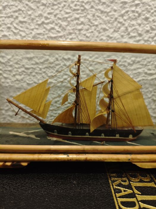 Miniatura de barco artesanal