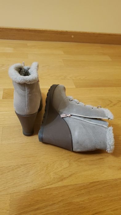 Теплі стильні черевички на танкетці