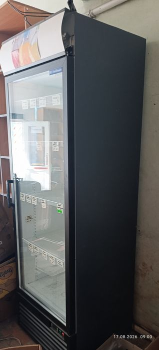 Продам холодильник вітрину під воду та напої