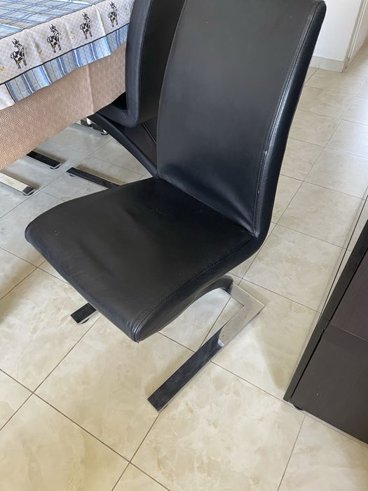 4 Cadeiras de Sala de Jantar em Pele Sintética Preta – Bom Estado