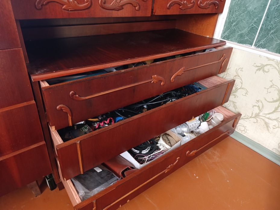 Продам 2 шафи  в вітальню