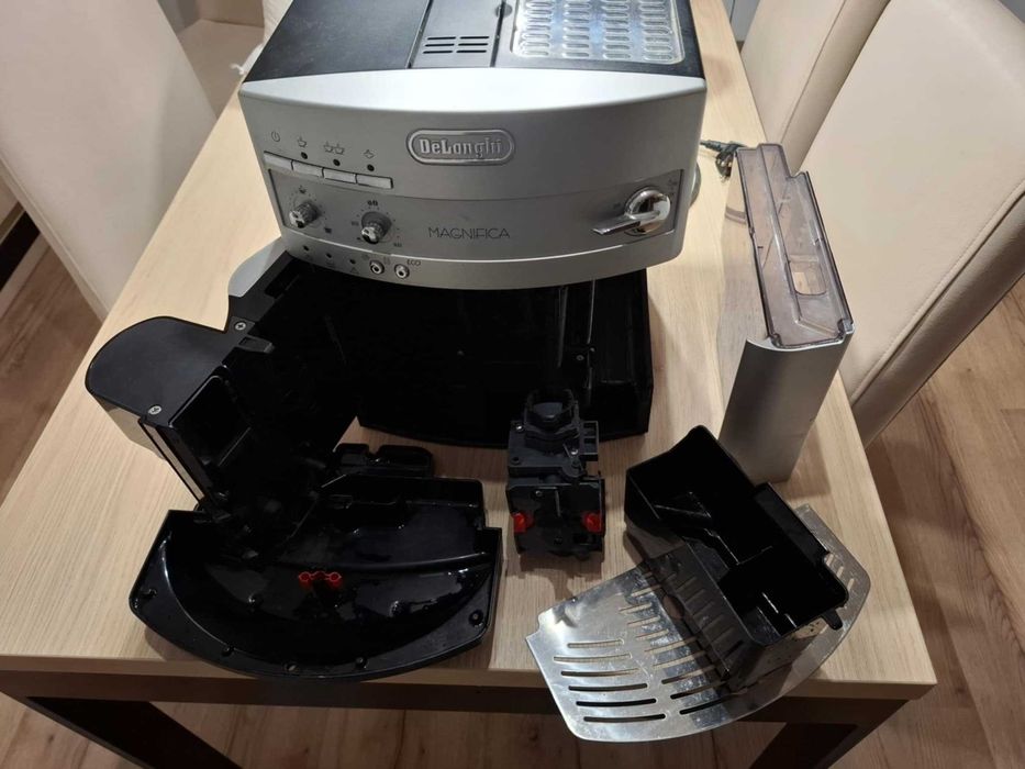 ekspres Delonghi model Magnifica