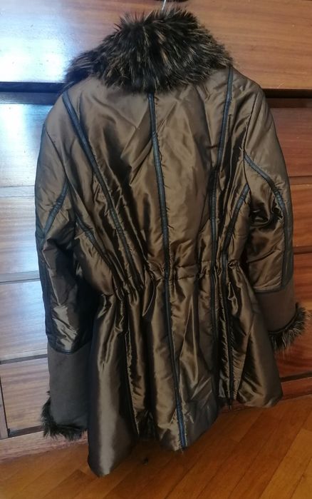 Casaco comprido em tons de cobre