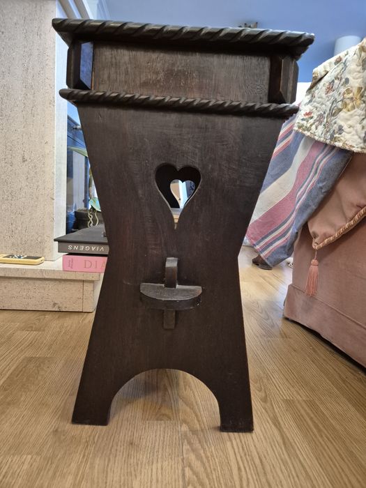 Mesa de apoio antiga em madeira maciça – modelo de corações com gavet