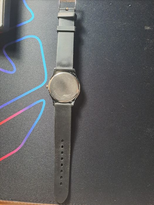 Relógio preto e dourado com pedrinhas