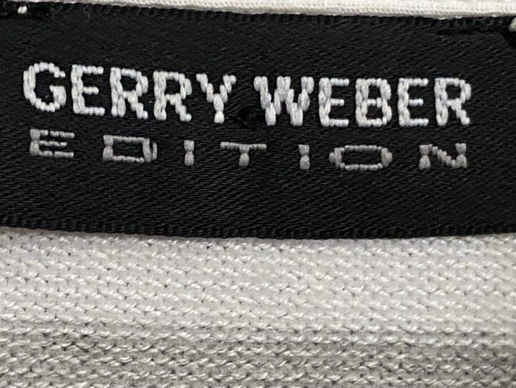 Biały sweterek w szare paski z białym kołnierzem oraz guzikami w rozmi