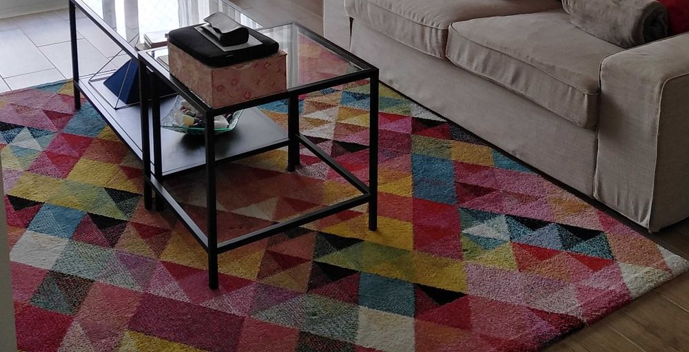 2 carpetes de losangos em tons quentes