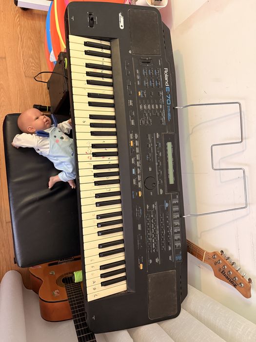 Teclado Roland E-70 ofereco tripé e banco!