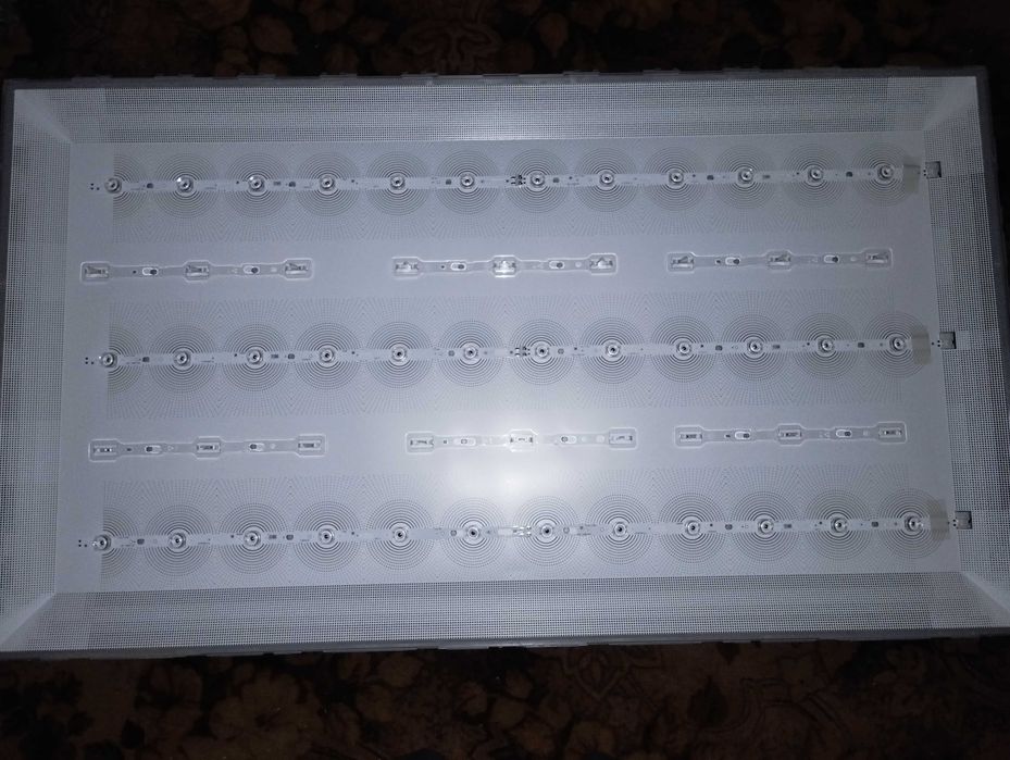 Samsung UE50TU8000UXUA. Розбита матриця. Запчастини