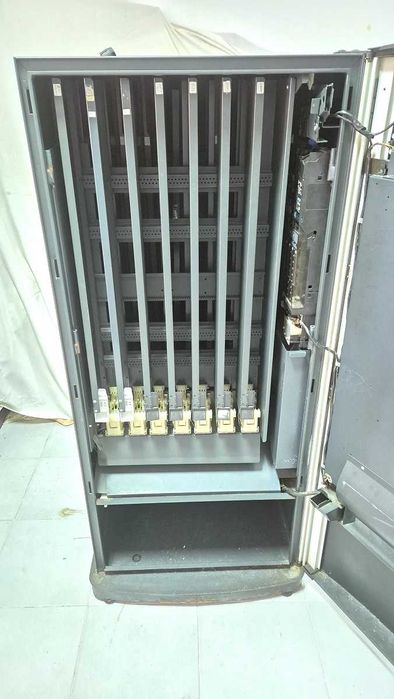 Máquina de venda de tabaco, com 24 canais, moedeiro e chave.