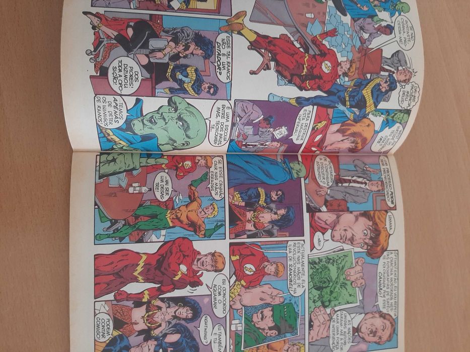 Livro BD - Liga da Justiça - Força de Intervenção