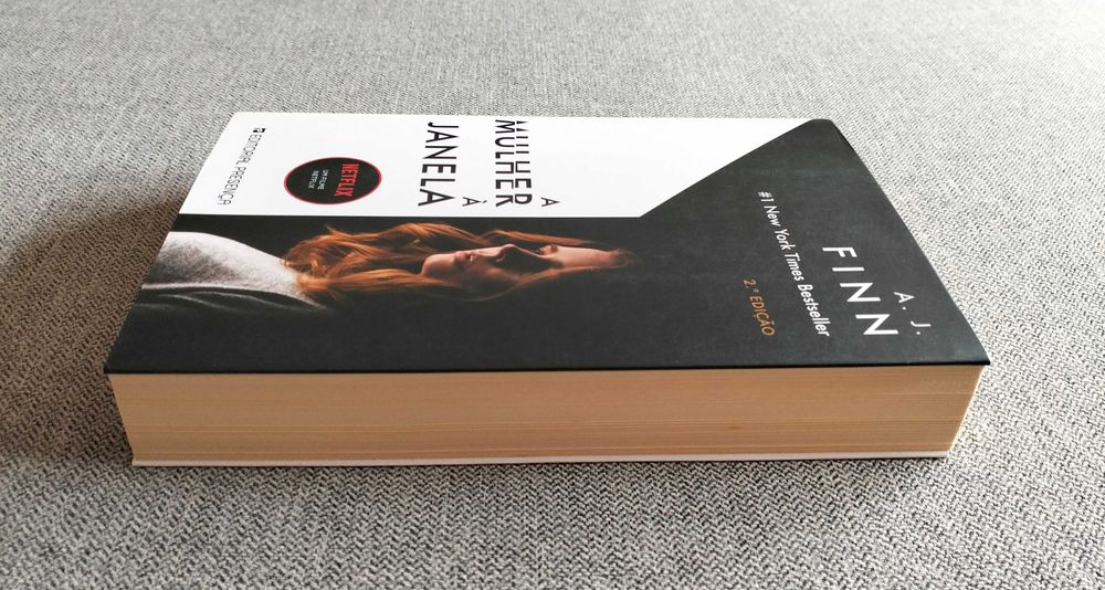 Livro "A mulher à janela" A.J. Finn