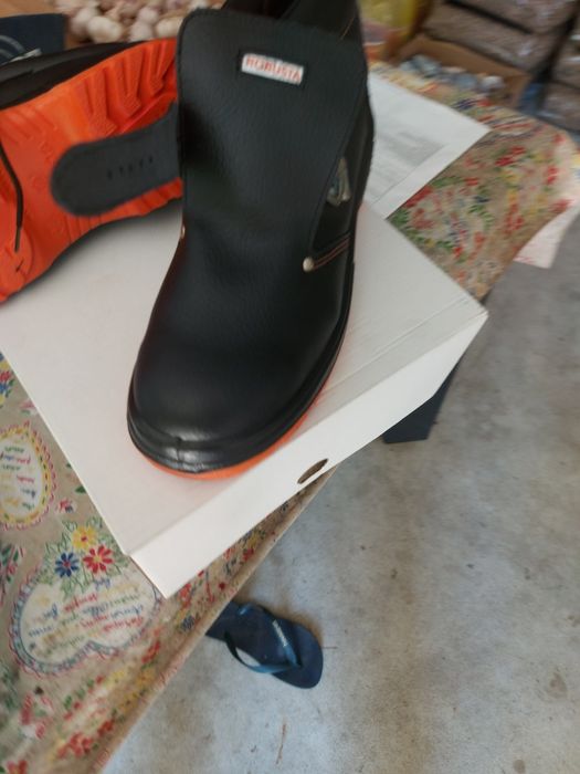 1  botas 42 Para soldadores 30 euros   + 2 pares de botas+ 5 pares de sapatos em biqueira aço com palmilhas antibacterianas  material todo novo