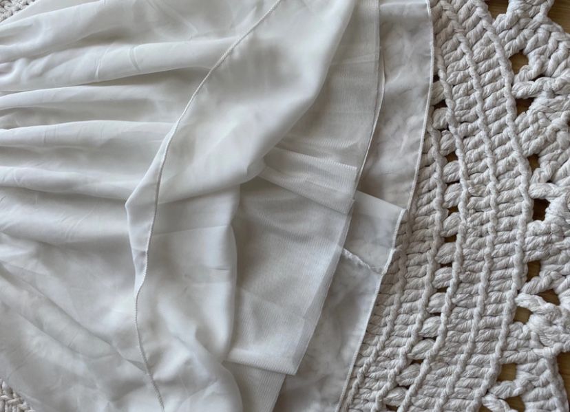 Biała spódniczka z czarnym pasem XS