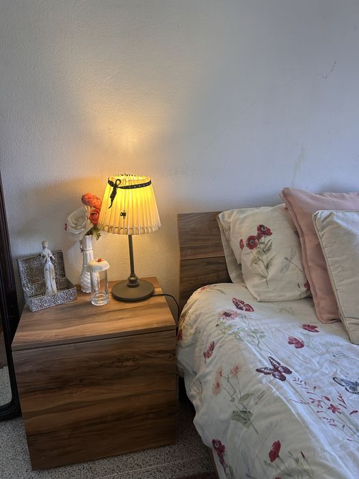 Quarto casal com mesas de cabeceiras e cómoda.