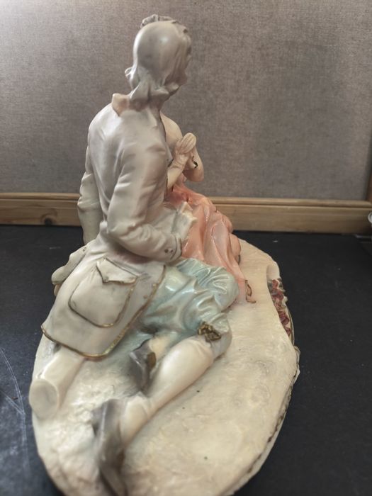 Estatueta Romântica - Cena Rococó/Neoclás.(Casal).
Linda estatueta dec