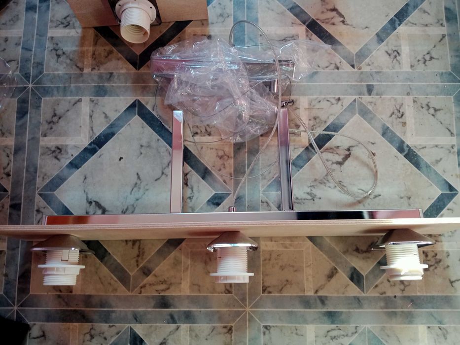 Trzy żyrandole i jeden kinkiet, komplet 4 sztuki