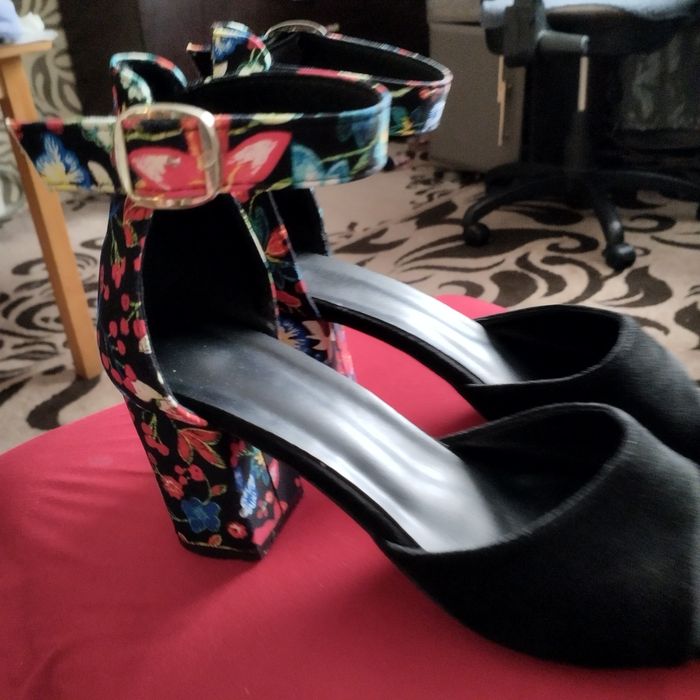 Продам нові босоніжки Взуті 1 раз на причастя.