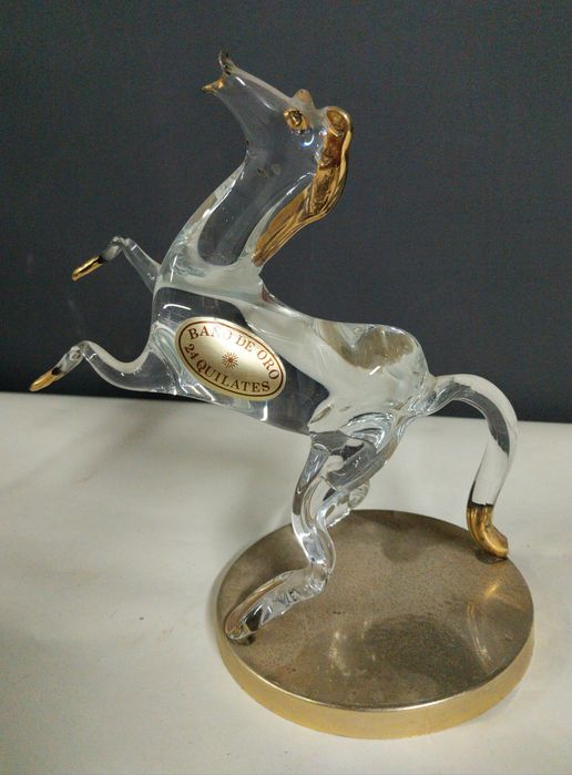 Cavalo com acabamentos em banho de ouro 24 k.