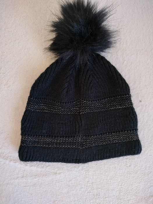 Czarna czapka z pomponem