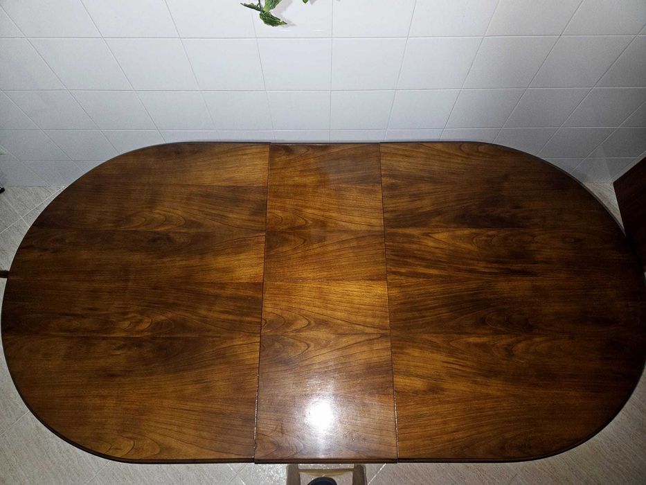 Mesa de jantar desdobrável + 8 cadeiras