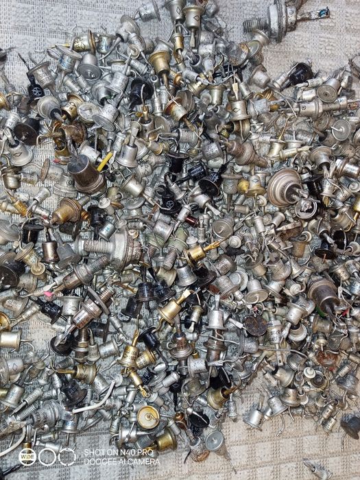 Ціла куча радіо деталей СССР.