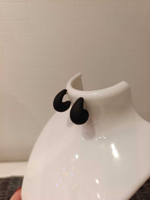 Minimalistyczne kolczyki łezki w kolorze czarnym mat must-have