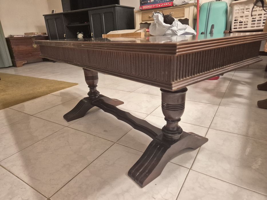 Mesa de centro em madeira maciça