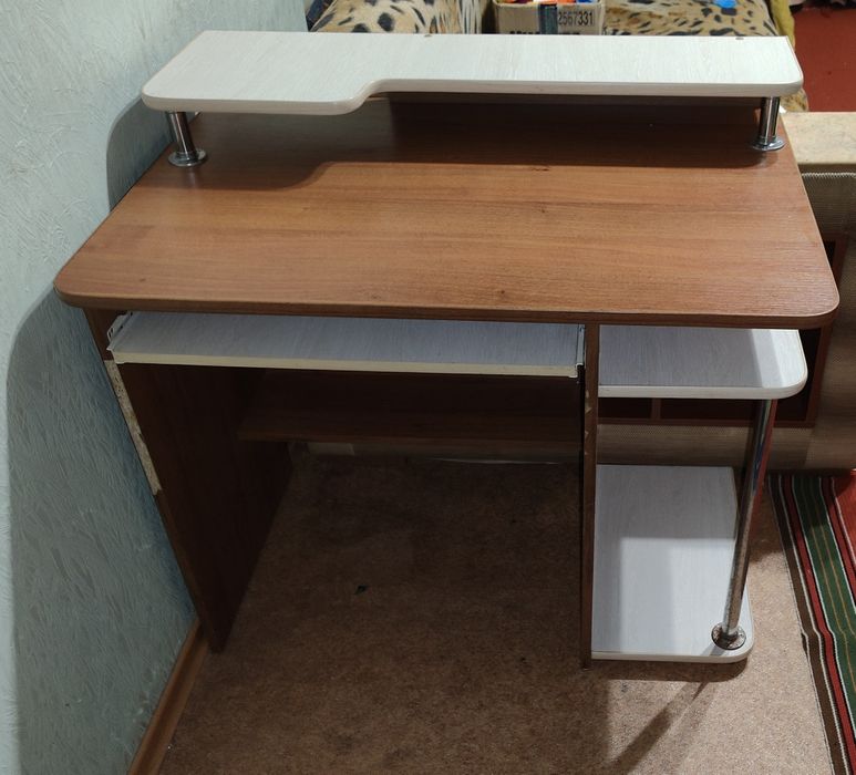 Комп'ютерний стіл