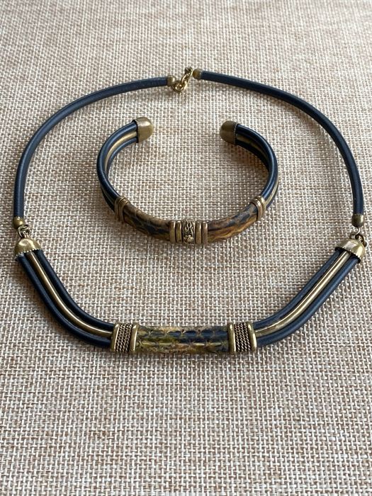 Colar gargantilha e pulseira, antigo.