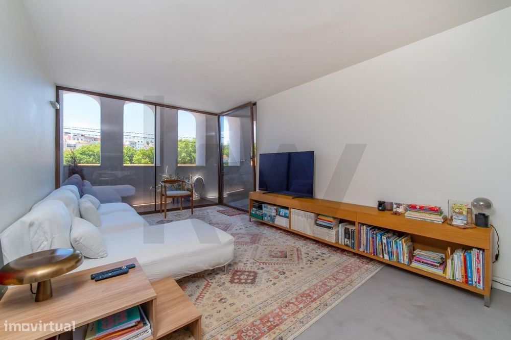 Apartamento T2 Como Novo. Empreendimento MONTISNÁVIA Alcântara, no cen