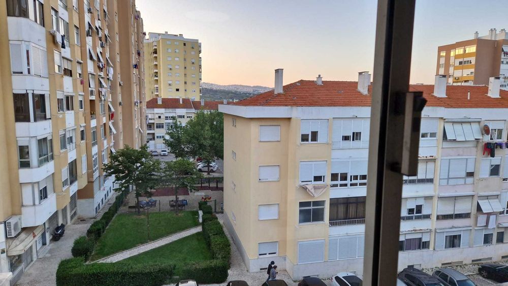 Alugo quarto mobilado Encosta do Sol – 5 min metro