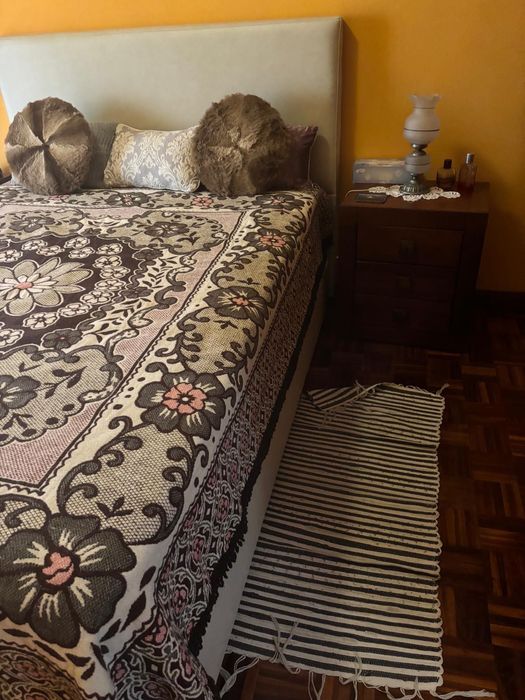 Cama de Casal Completa com Arrumação e Colchão – Excelente Estado