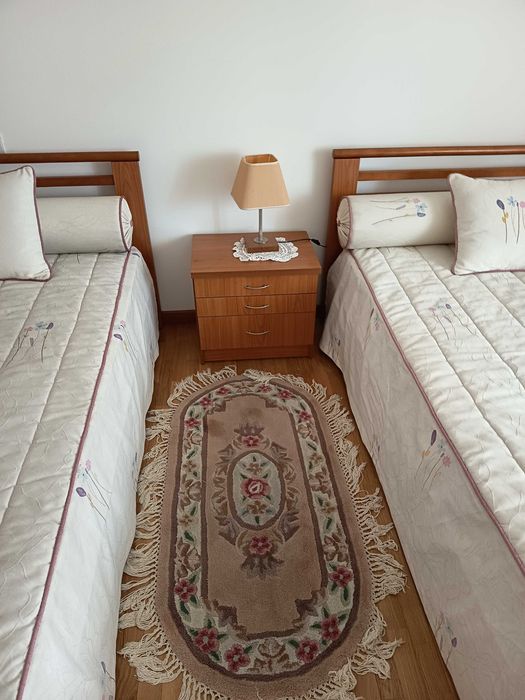 Cama de solteiro com mesa de cabeceira