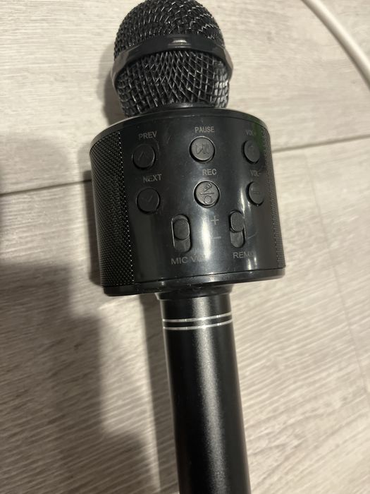 Mikrofon z wzbudowanym głośnikem w znakowitym stanie