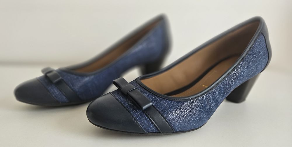 Granatowe czółenka kokarda  Clarks 38  jak nowe