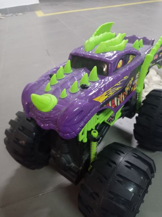 Monster truck dragão grande