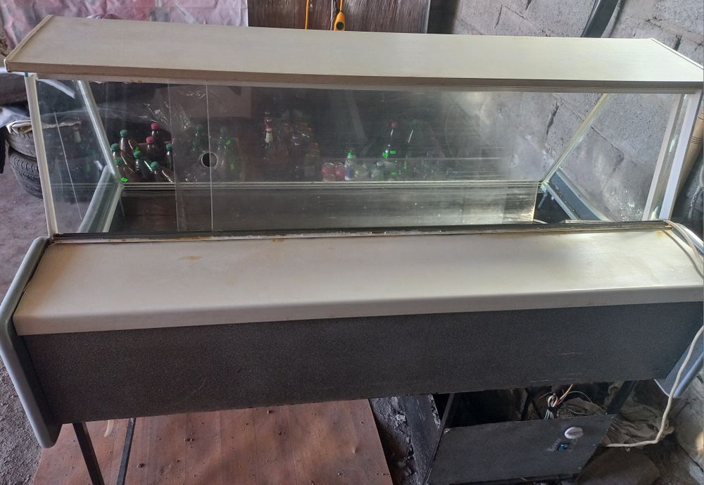 Продам холодильну  вітрину!