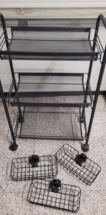 Metalowy regał czarny